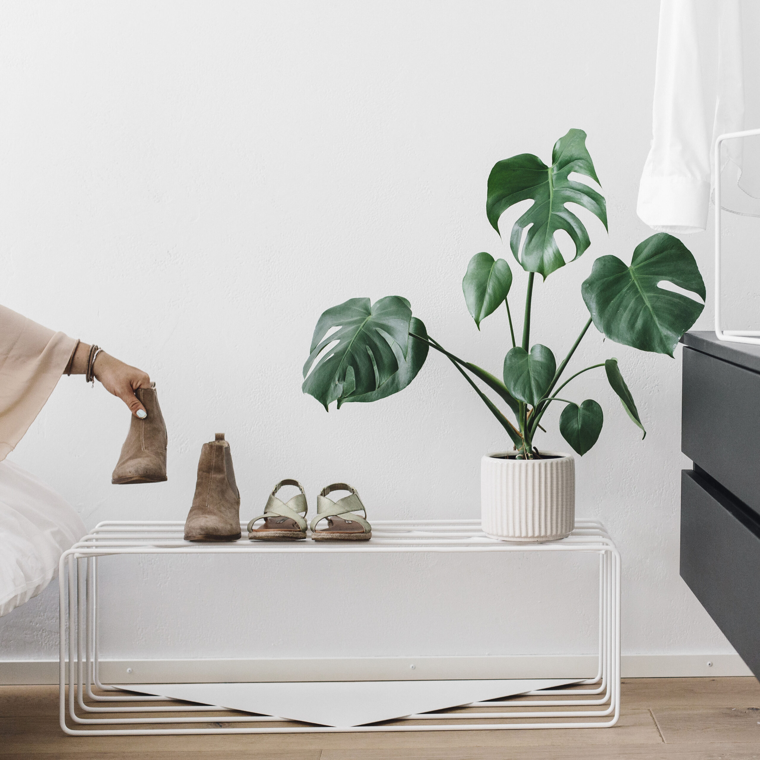 BEdesign_Lume_shoestand_large_small_white_shoes_organizing_wardrobe_bedroom_1_300 copy - CARRE