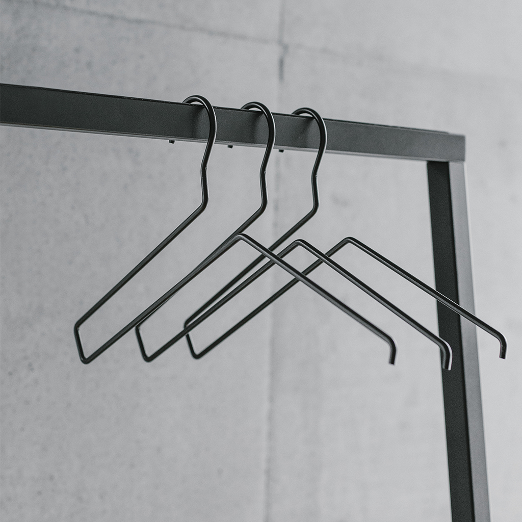 Nordic-design-shop-lume-cintres-blanc-noir-1