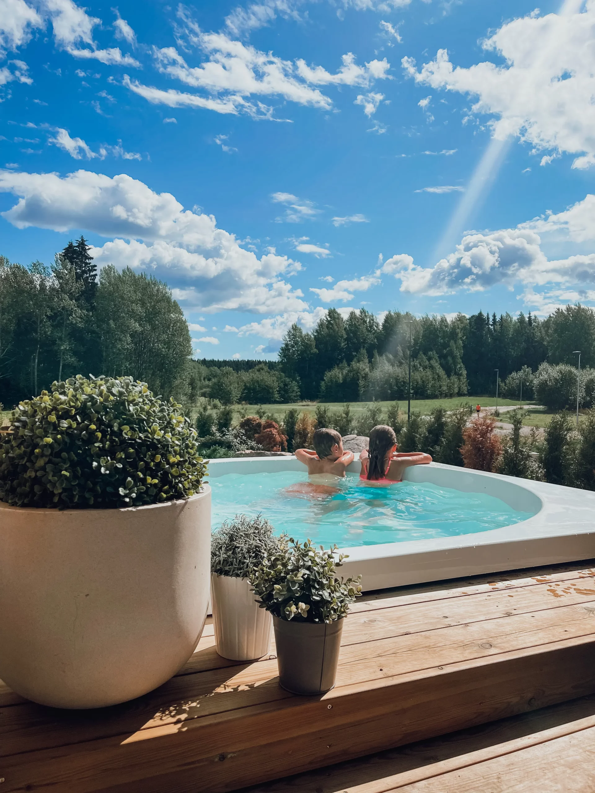 Ontspan in de privé Drop-jacuzzi die verkrijgbaar is bij Nordic Design Shop in Luxemburg, België, Frankrijk, Nederland, Duitsland.
